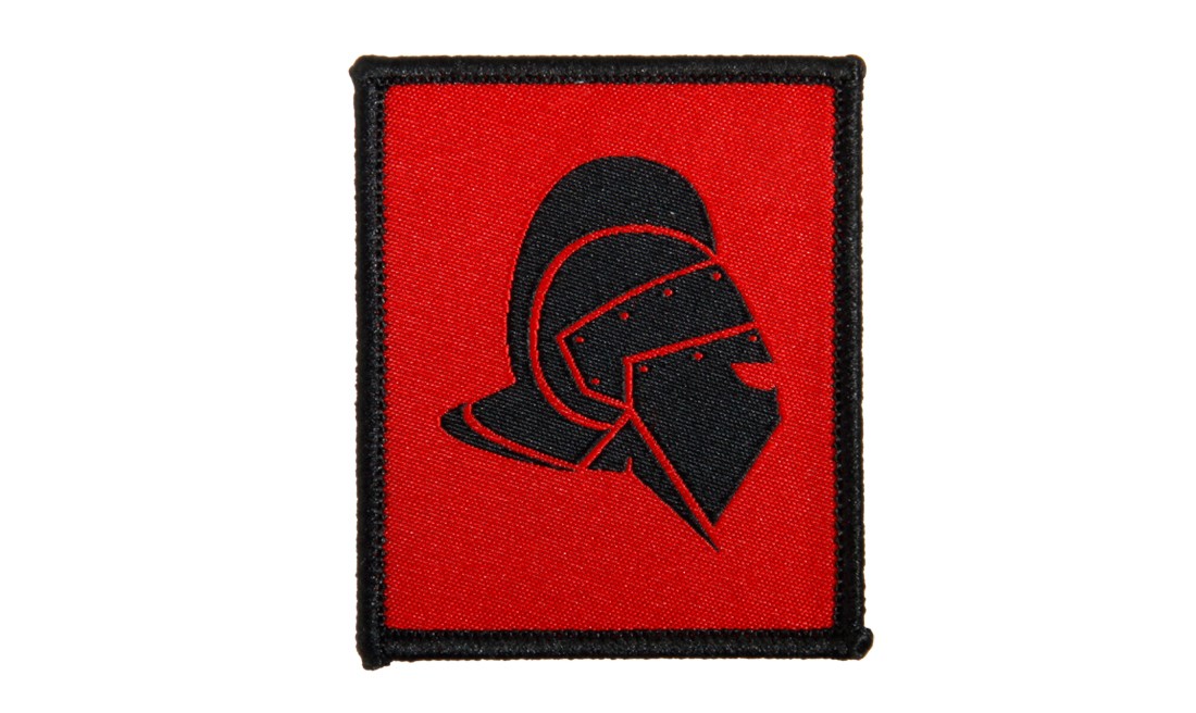 ÉCUSSON CASQUE 57X68 MM FOND ROUGE